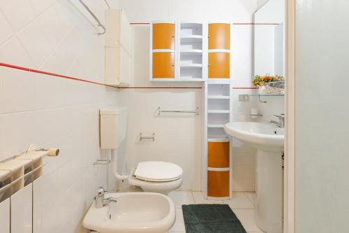 a small bathroom with a toilet and a sink at L'Angolo Fiorito con terrazza e in pieno centro in Grado