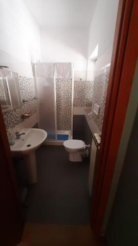 Un baño pequeño con lavabo e inodoro. en Casa di Nonna Maria, en Latronico