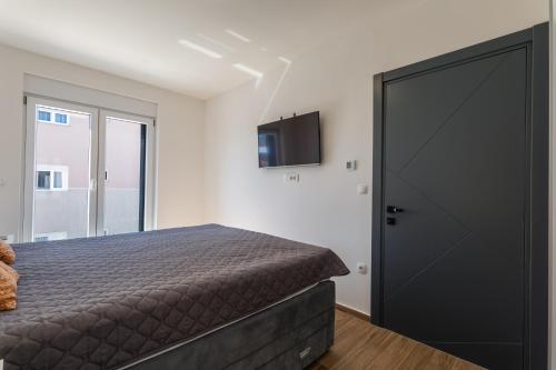 Μια τηλεόραση ή/και κέντρο ψυχαγωγίας στο Villa RD Mandre - Private Paradise with Pool & beautiful Garden - minimum 4-night stay