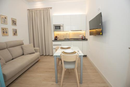 una sala de estar con una mesa y un sofá en El Templete Suite 2, en Córdoba
