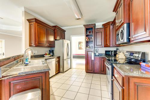 GautierにあるHome with Large Yard and Pond On-Site 15 Mi to Biloxiのキッチン(木製キャビネット、ステンレス製の電化製品付)