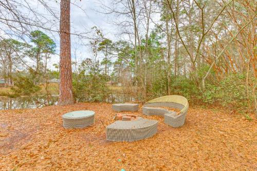 Home with Large Yard and Pond On-Site 15 Mi to Biloxiにある庭