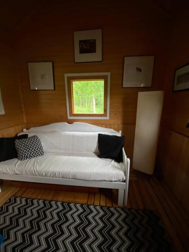 a white bed in a room with a window at Villa Åberg, Kuivaniemi in Ii