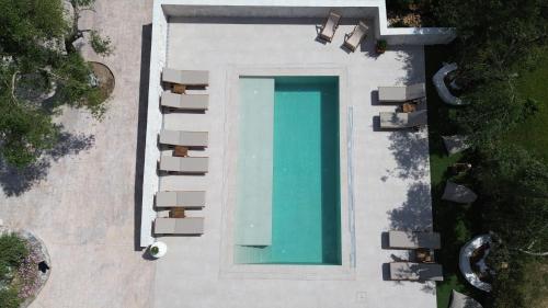 una vista aérea de una piscina con sillas en Grigoris Garden, en Parga
