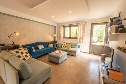 un salon avec un canapé et une table dans l'établissement Altimare - Pool Terrace Relaxing stay - by TGB, à Pietrosella