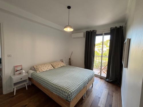 une chambre avec un lit et une fenêtre dans l'établissement Confort et modernité Ajaccio, à Ajaccio