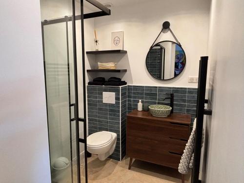 une salle de bain avec toilettes et miroir dans l'établissement Confort et modernité Ajaccio, à Ajaccio