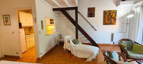 un salon avec un escalier dans une maison dans l'établissement Charming accommodation with pleasant terrace, à Saint-Raphaël