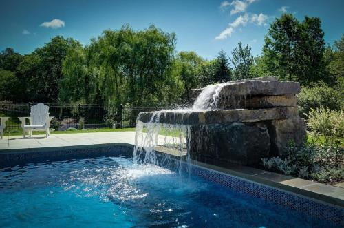 Bazén v ubytování Bromont Lodge 871 Shefford suite 205 nebo v jeho okolí
