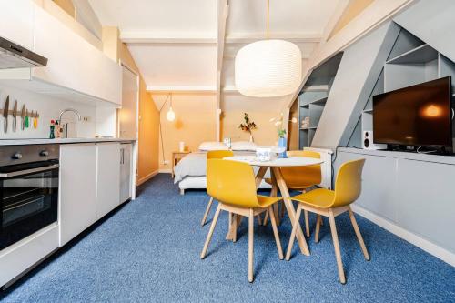 a kitchen and dining room with a table and chairs at Familielogement De Oude Beltoren in Utrecht