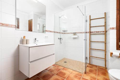 ein Badezimmer mit Waschbecken und Dusche in der Unterkunft Casa Antigua in Santanyi