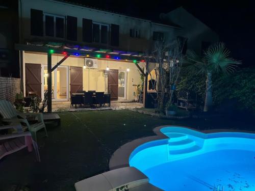 une maison avec piscine la nuit dans l'établissement Villa 4 Chambres Clim Piscine Parking 15 Min Plage, à Fabrègues