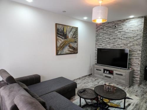 TV a/nebo společenská místnost v ubytování New build flat - Walking distance from the airport