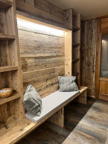 a room with a bench in a wooden wall at Casa Mia in Camporovere