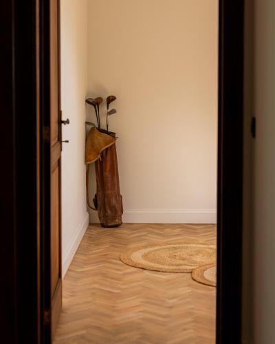 an empty room with a hallway with a rug on the floor at Fleur de Marguerite in Sint-Martens-Latem