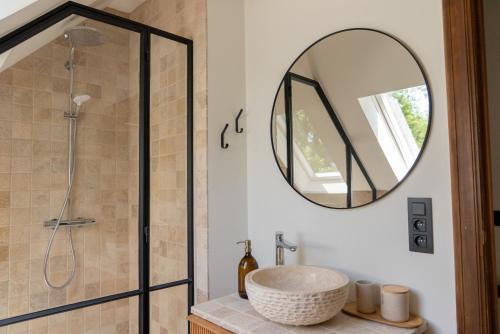 a bathroom with a sink and a mirror at Fleur de Marguerite in Sint-Martens-Latem