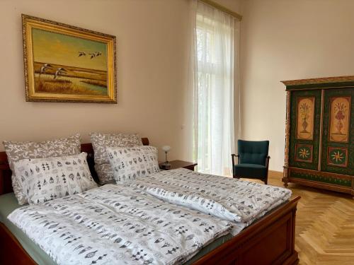 a bedroom with a bed and a picture on the wall at Ferienwohnung Domaene Kermen in Leps