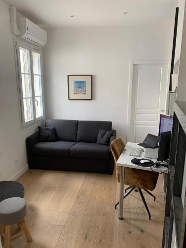 una sala de estar con un sofá y una mesa en Studio indépendant hyper centre tram à 100M, en Burdeos