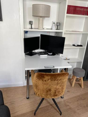 un escritorio con dos monitores de ordenador encima en Studio indépendant hyper centre tram à 100M, en Burdeos