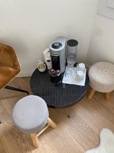 une table basse avec une cafetière et deux chaises dans l'établissement Studio indépendant hyper centre tram à 100M, à Bordeaux