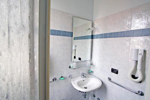ein Bad mit einem Waschbecken und einem Spiegel in der Unterkunft Hotel Lungomare in Bellaria-Igea Marina