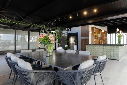 Un comedor con mesa y sillas en Reforma Capital Inn, en Ciudad de México