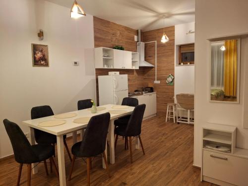 Kuchyň nebo kuchyňský kout v ubytování Pensiunea Casa Dorneană
