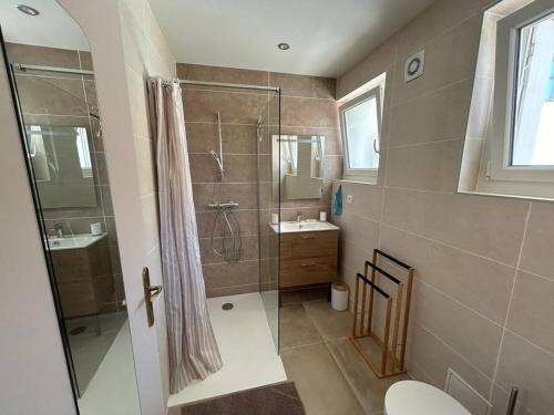 une salle de bain avec douche et lavabo dans l'établissement Foum plage, à Valras-Plage