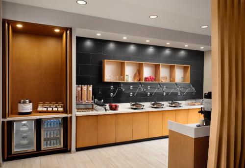 Кухня или мини-кухня в SpringHill Suites by Marriot Troy Dayton

