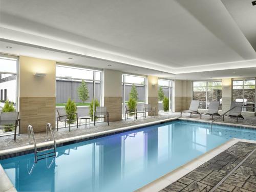 Бассейн в SpringHill Suites by Marriot Troy Dayton или поблизости