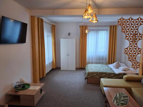 Postel nebo postele na pokoji v ubytování Pensiunea Casa Dorneană
