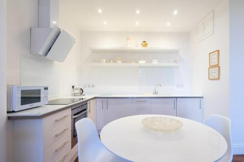 Kuchyň nebo kuchyňský kout v ubytování Immaculate one bedroom flat in the city centre