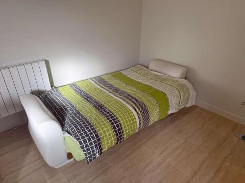 - une petite chambre avec un lit et une couette dans l'établissement studio calme, à Les Pavillons-sous-Bois