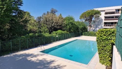 une piscine devant un immeuble dans l'établissement HOME ET HOLIDAY Le Petit Manseng, à Nice