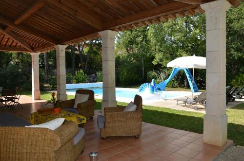 un pavillon avec des chaises et une piscine avec un toboggan dans l'établissement Superbe maison neo provençale avec piscine privée, à Fayence