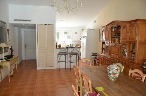 une cuisine et une salle à manger avec une table et des chaises dans l'établissement Superbe maison neo provençale avec piscine privée, à Fayence