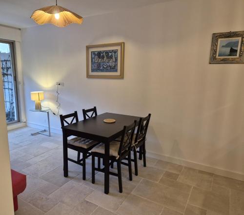 une salle à manger avec une table et des chaises noires dans l'établissement Apartment with terrace in the city center, à Saint-Tropez