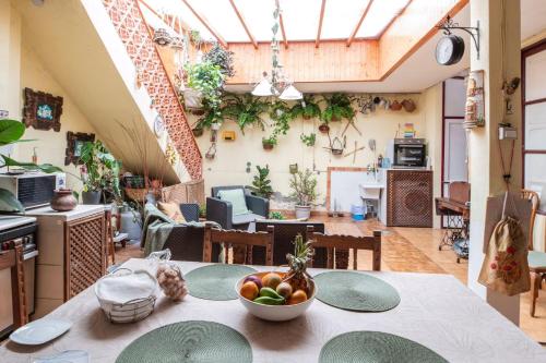 a kitchen and living room with a table with a bowl of fruit at Casa El Balcón de La Punta in Hermigua