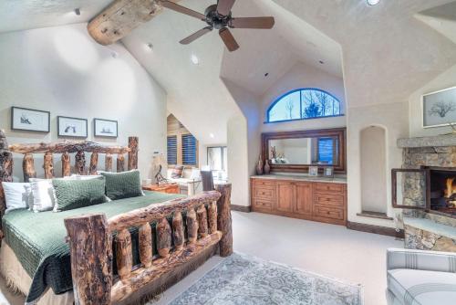une chambre avec un lit en bois et une cheminée dans l'établissement Luxury Telluride Retreat Hot Tub and Mountain View, à Telluride
