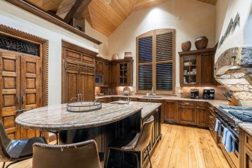 une grande cuisine avec des placards en bois et un grand îlot dans l'établissement Luxury Telluride Retreat Hot Tub and Mountain View, à Telluride