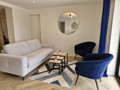 a living room with a couch and chairs and a mirror at Le Zénith - 3 chambres, 3 sdb, climatisé - 8 pers max - Réservation à la chambre possible - Local à vélos in Lagnieu