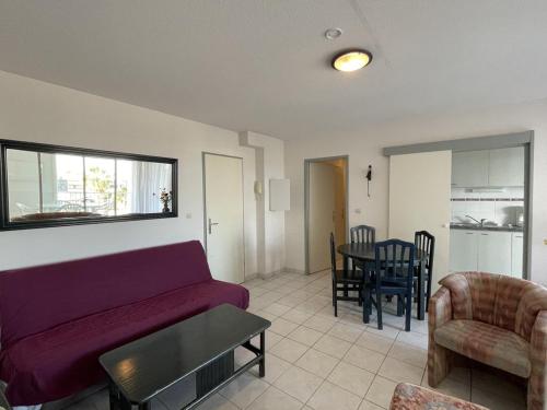 un salon avec un canapé et une table dans l'établissement Appartement Natura Beach 3 chambres NB303 - 8 personnes, au Cap d'Agde