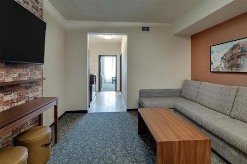 Телевизор и/или развлекательный центр в Drury Plaza Hotel North Charleston