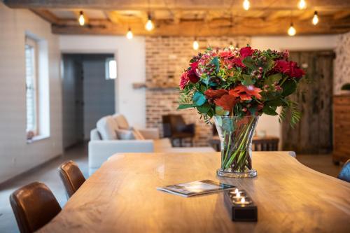 a vase of flowers sitting on top of a table at B&B 't Molenerf in Wingene