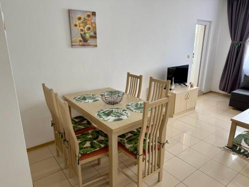 a dining room table and chairs in a living room at Apartment Joanne in Rogachevo