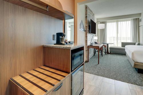 Телевизор и/или развлекательный центр в Drury Plaza Hotel North Charleston