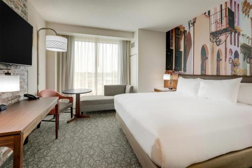 Кровать или кровати в номере Drury Plaza Hotel North Charleston
