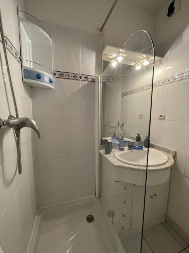 une salle de bain avec douche et lavabo dans l'établissement Appartement Natura Beach NB112 - 4 personnes, au Cap d'Agde