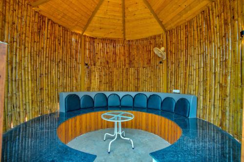 Ruang duduk di The Lazy Cabanas