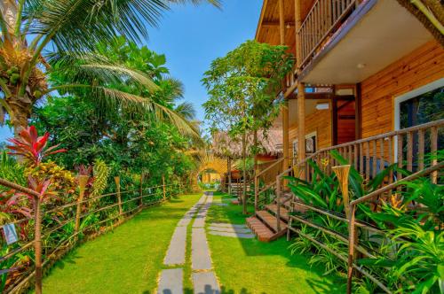 Taman di luar The Lazy Cabanas